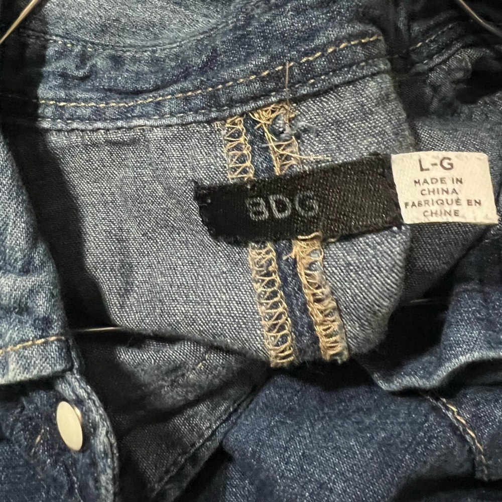 BDG Blue Distressed Denim Button Down Shirt Size Large Coastal Cowgirl Rodeo‎ - Picture 8 of 8